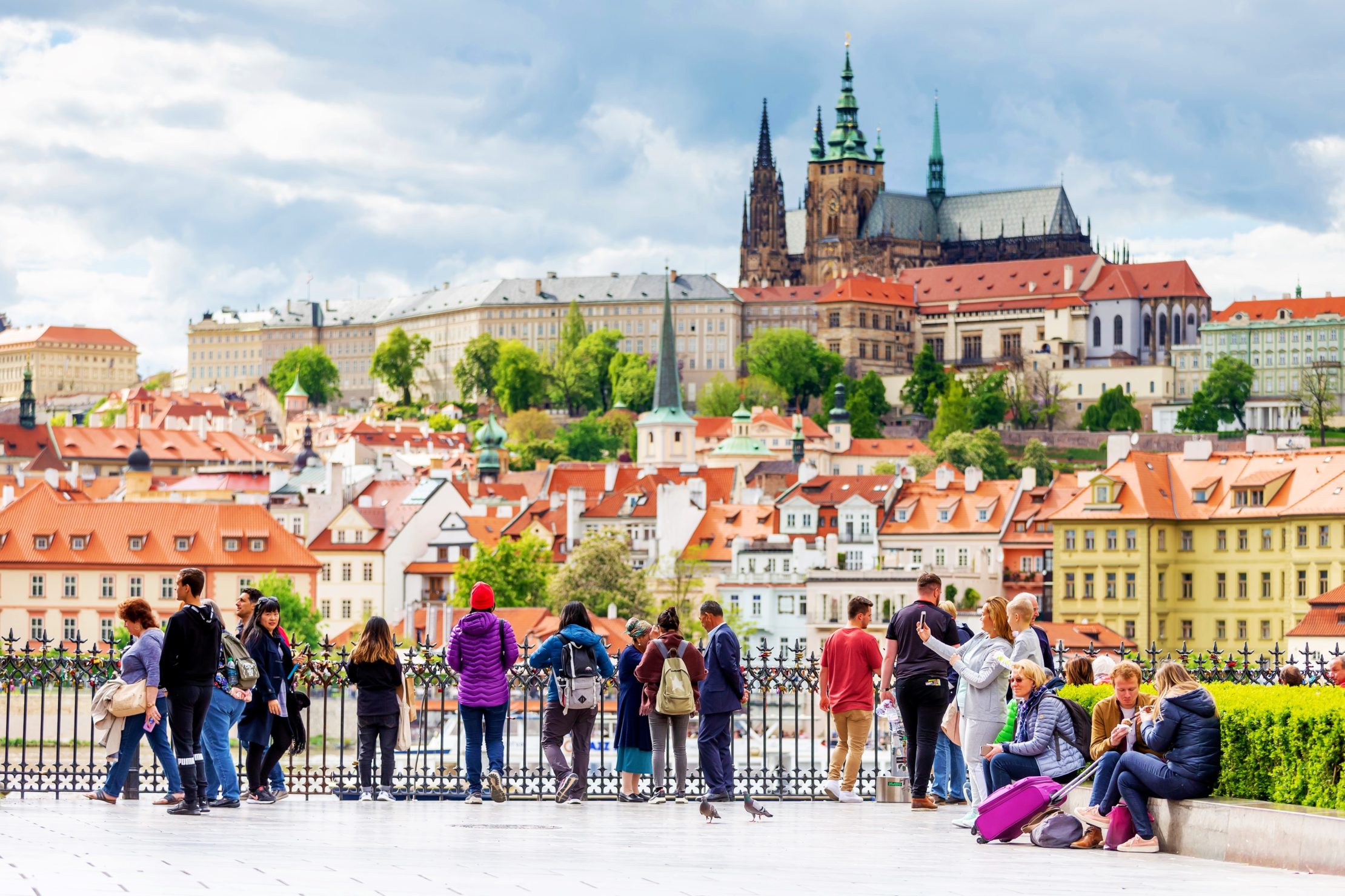Admirando la vista del castillo de Praga
