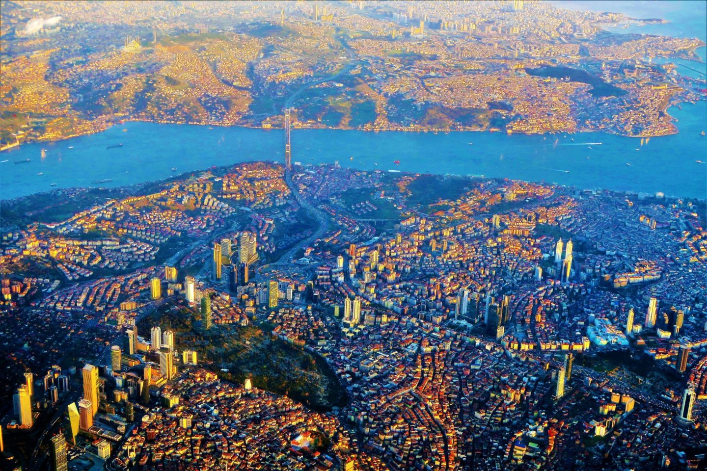 La vista en la parte europea y asiática de Estambul con el Bósforo entre ellos