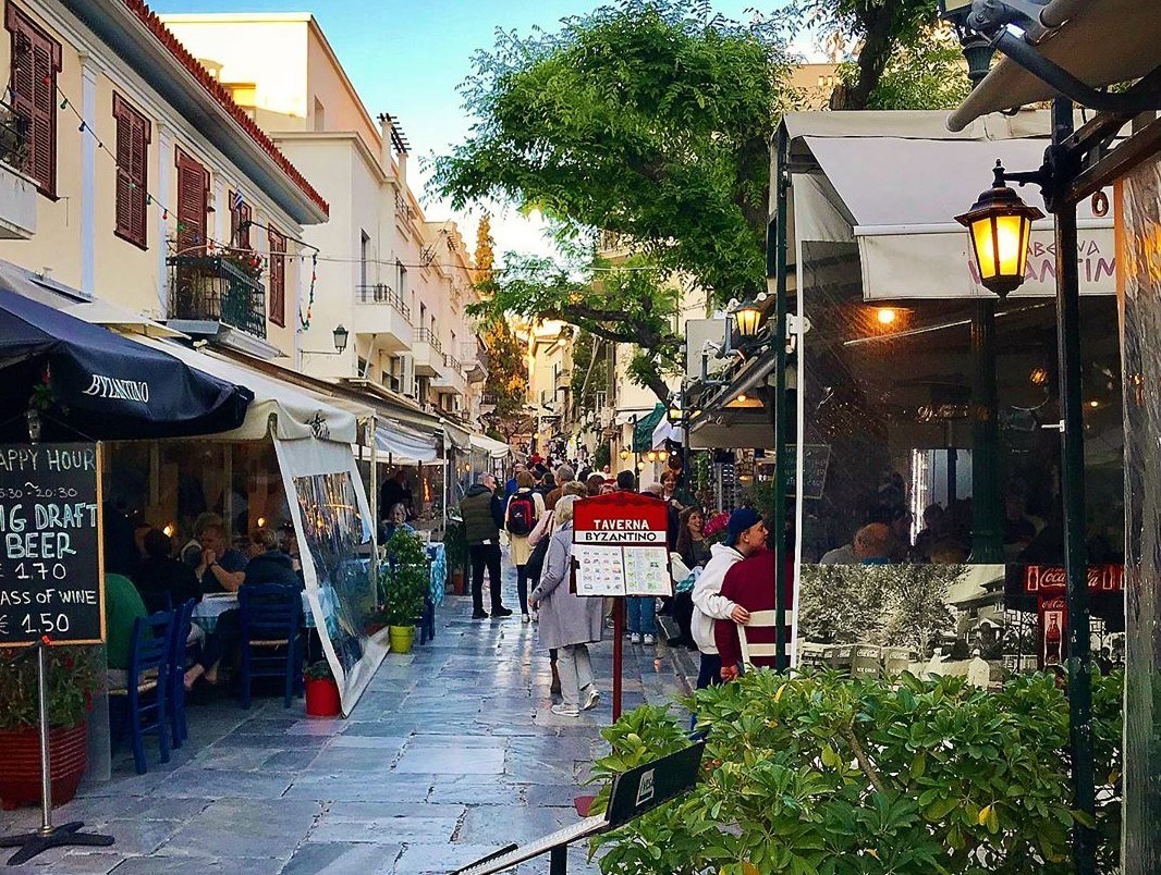 Comer en el Barrio Plaka en Atenas