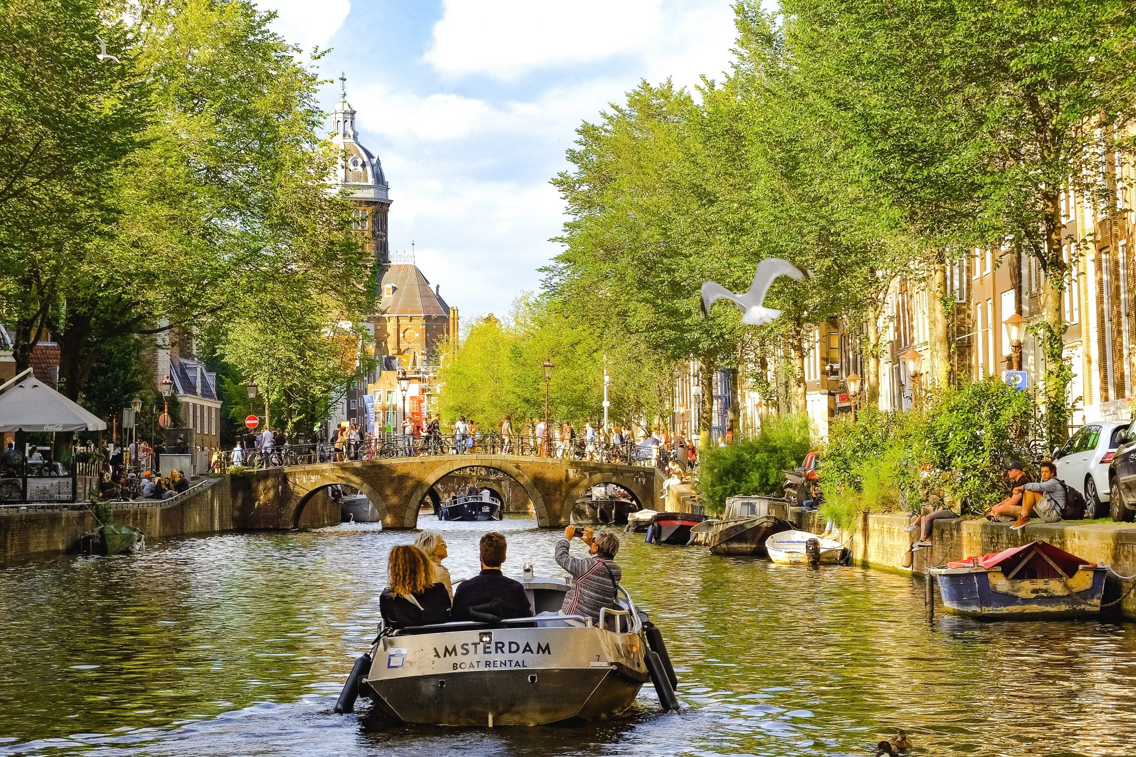 Viajar en un crucero por los canales de Ámsterdam
