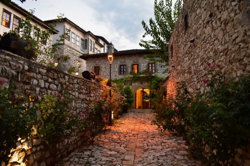 Hermosa y tranquila calle de Berat, ciudad patrimonio de la UNESCO