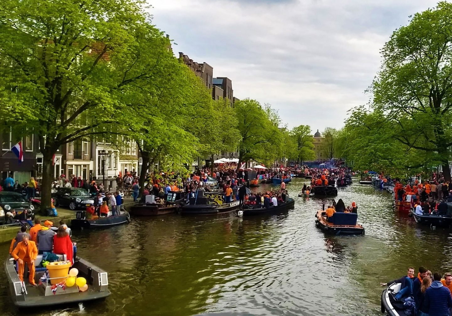Canales de Ámsterdam durante el Día del Rey