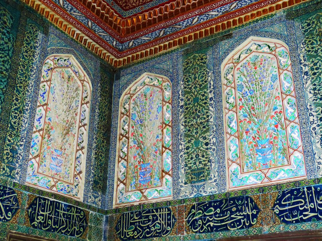 Decorative islamic ornaments in Topkapi Palace in Istanbul