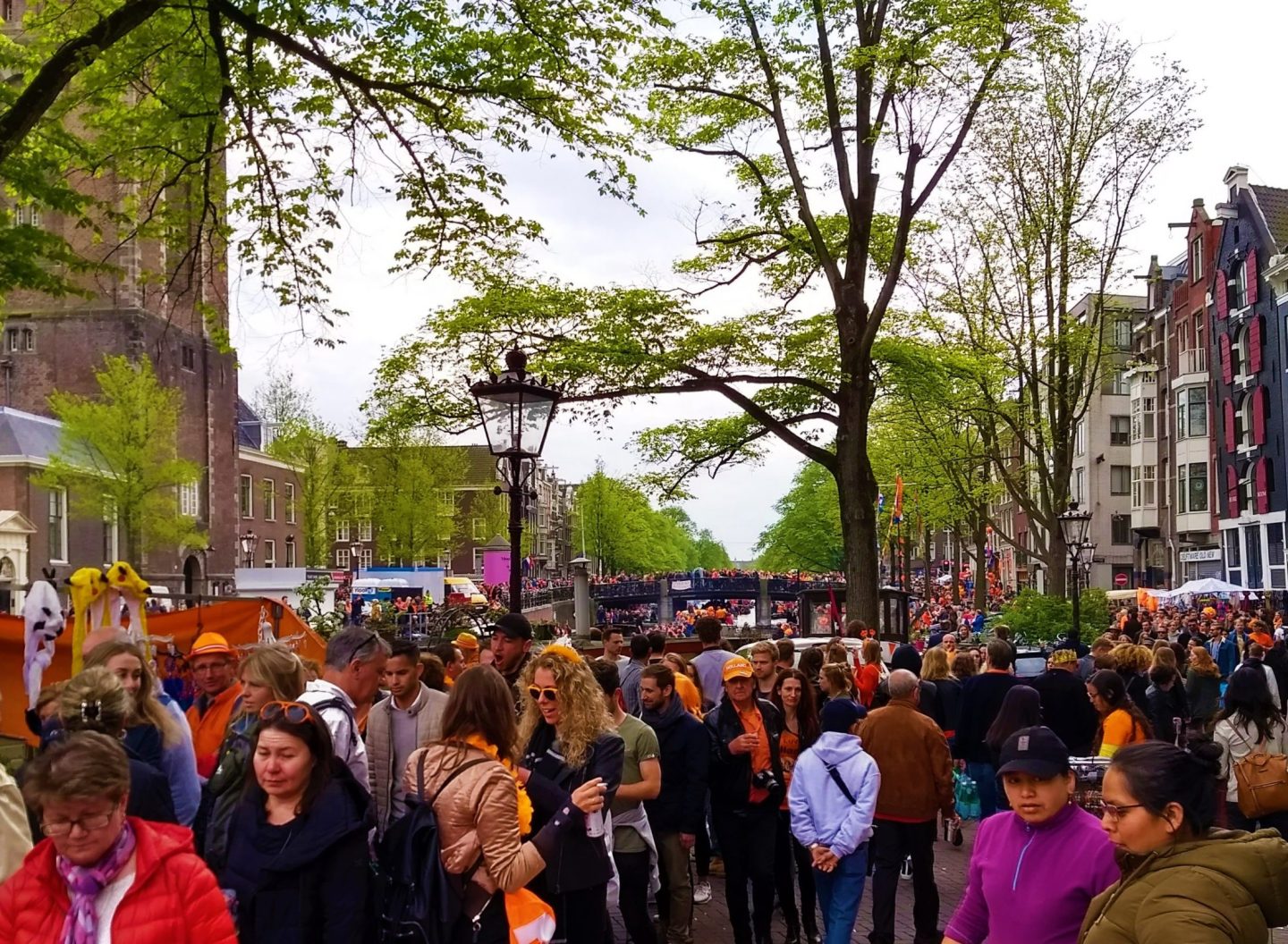 Multitudes durante el Día del Rey en Ámsterdam