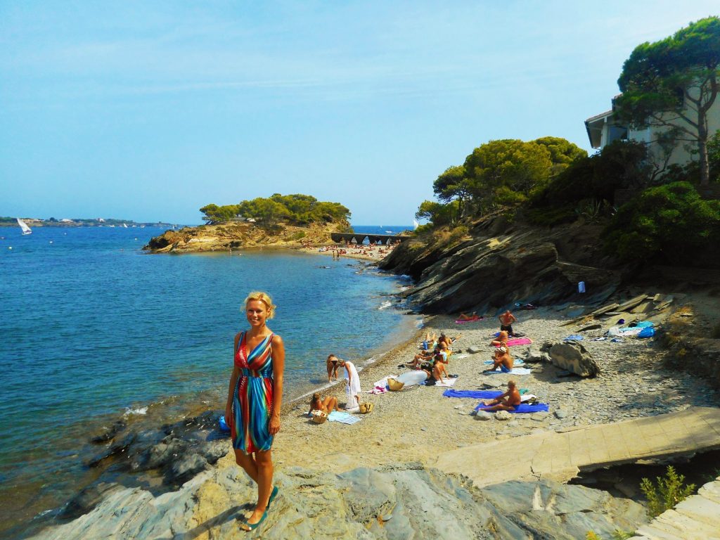 Llané Petit beach in Cadaqués with Es Sortell island at the background (photo copyright Małgorzata Kmita euroviajar.com)