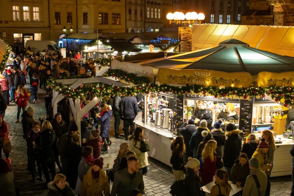 On Prague Christmas markets you will find many drinks to warm up, especially with grog and mulled wine