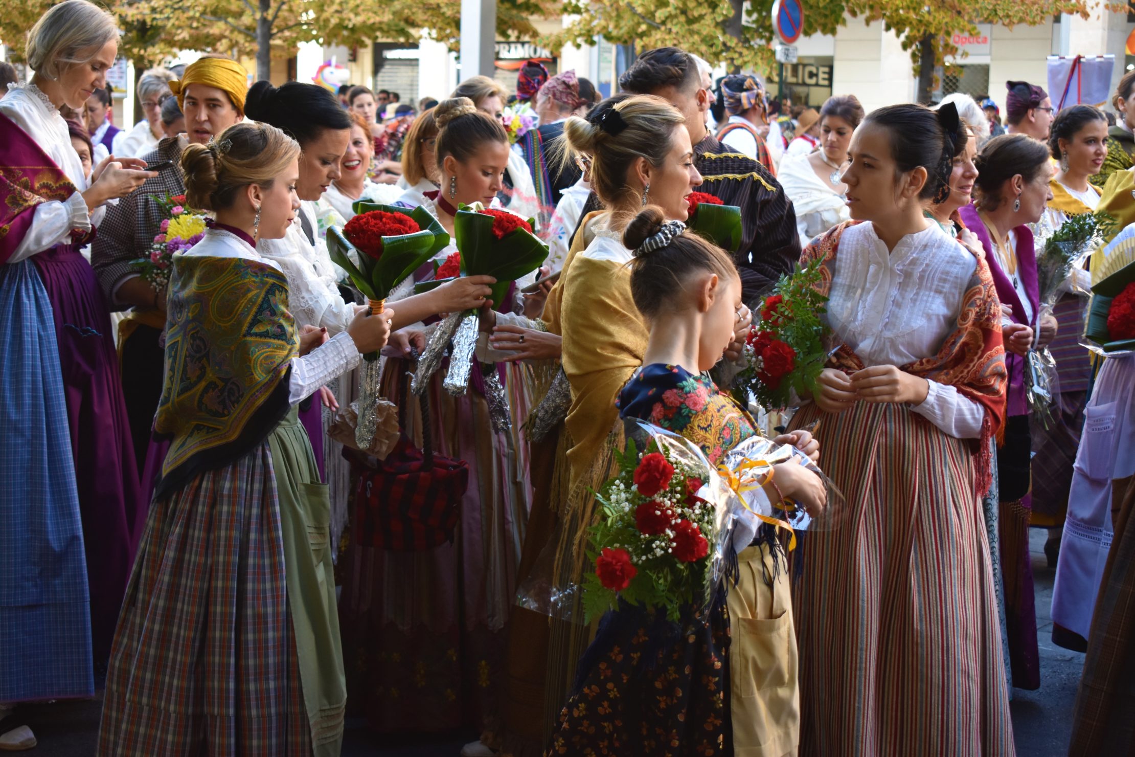 Pictoresque parade of the Flower Offering during Fiestas del Pilar in Zaragoza (4)