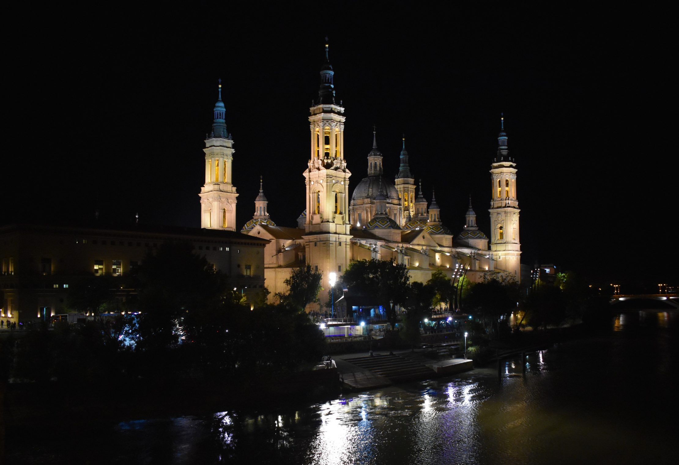 The most important events are held in the area impressive Basilica del Pilar in Zaragoza