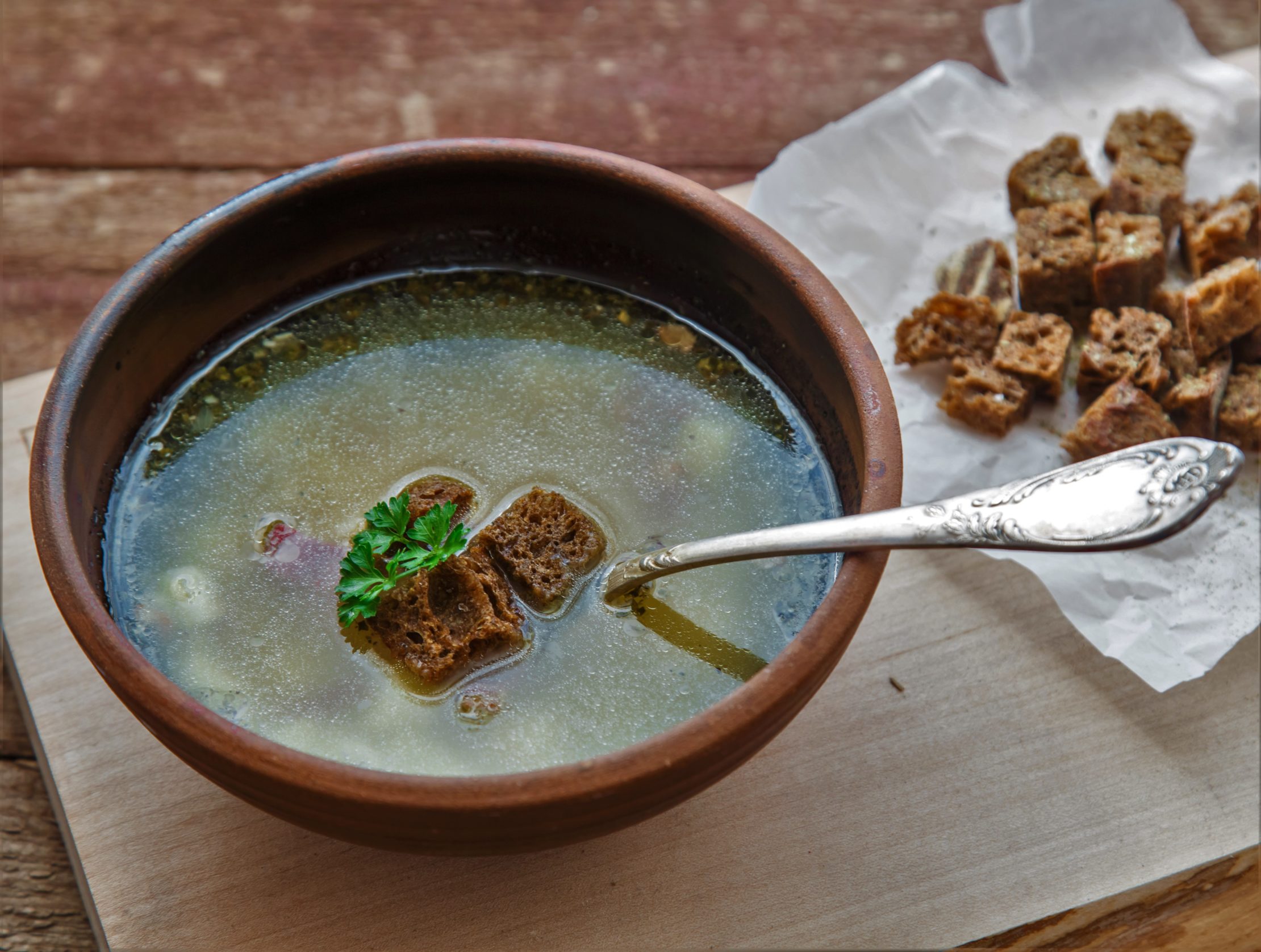 Česnečka - tradicional sopa de ajo
