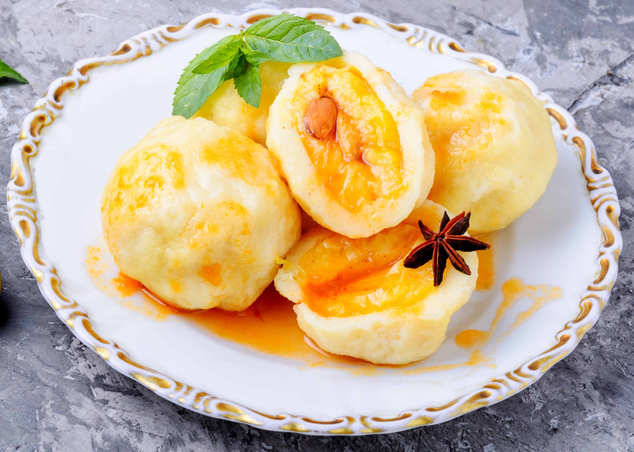 Los platos principales dulces son típicos en la cocina Checa como estos dumplings de albaricoque - knedliky