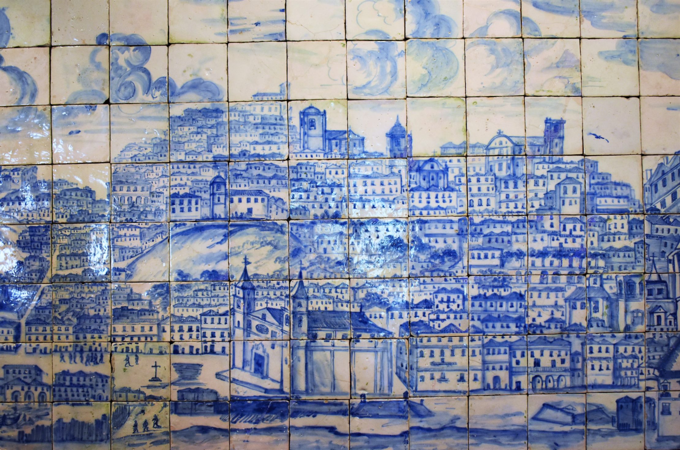 Vista de una ciudad con los azulejos tradicionales de Portugal