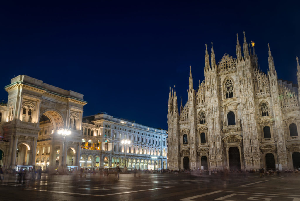 Por la noche en Milán, Piazza Duomo