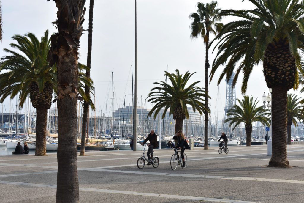 Vast sidewalk for cycling along Port Vell - Barcelona by bike