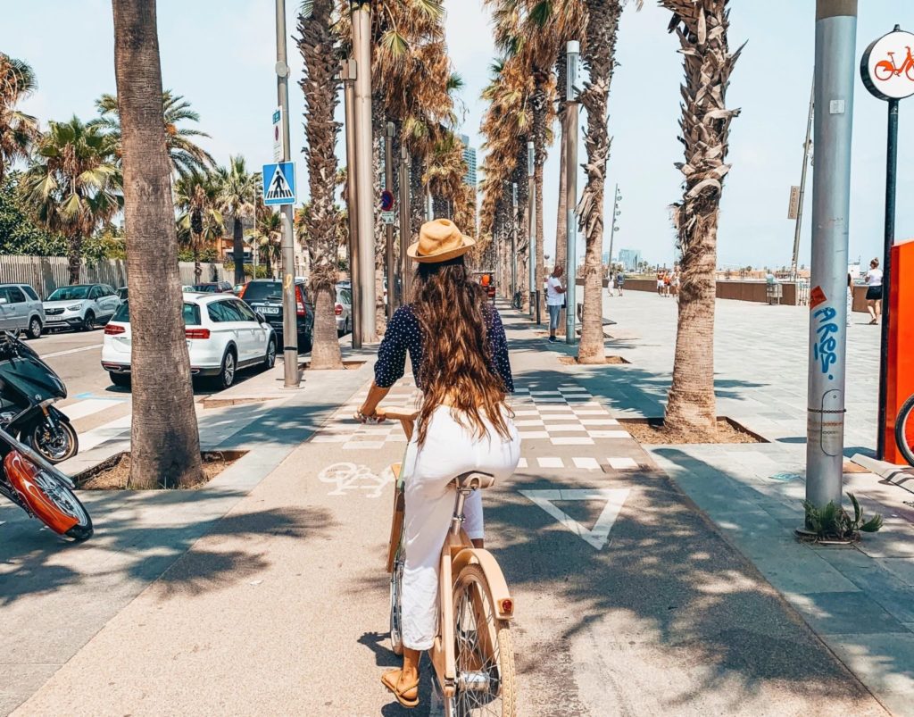Carriles para bicicletas a lo largo de la playa de la Barceloneta se encuentran entre los más populares