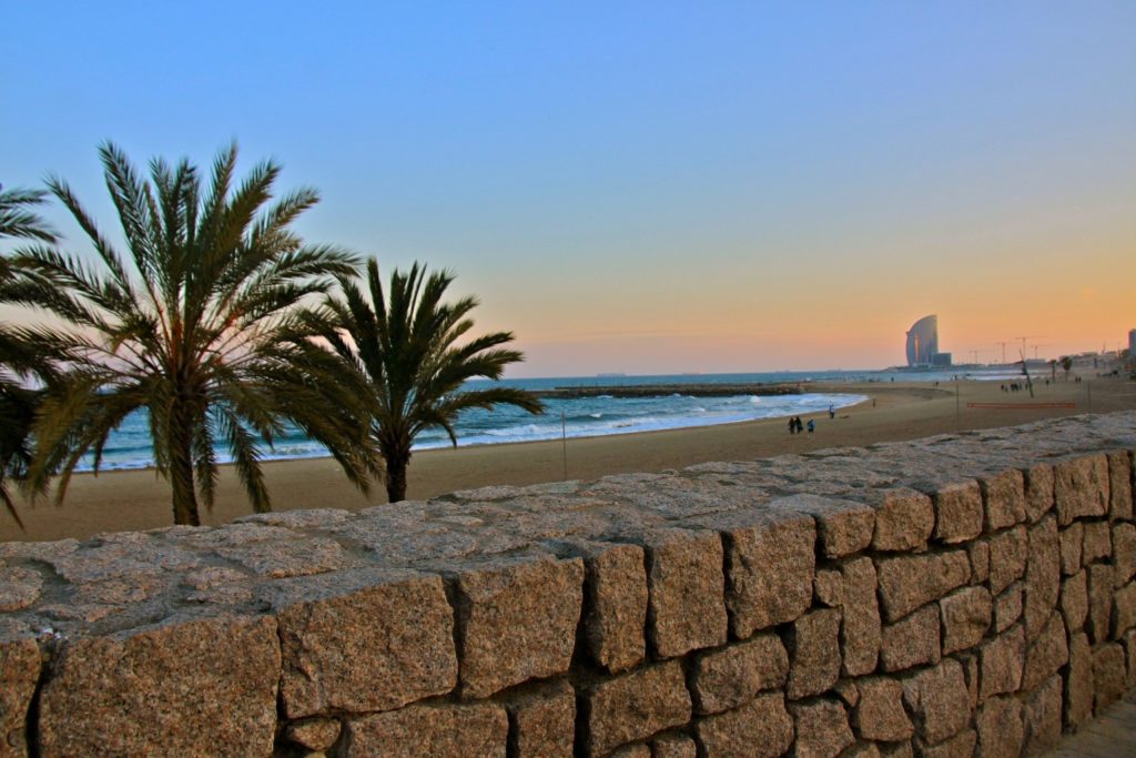 Ir a lo largo de las playas más arriba de la Barcelona norte de Port Olimpic