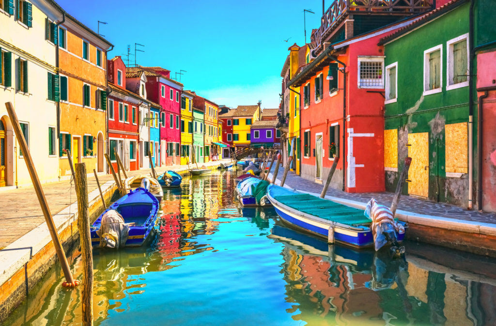 La isla de Burano en la laguna de Venecia es famosa por sus encantadoras casas coloridas