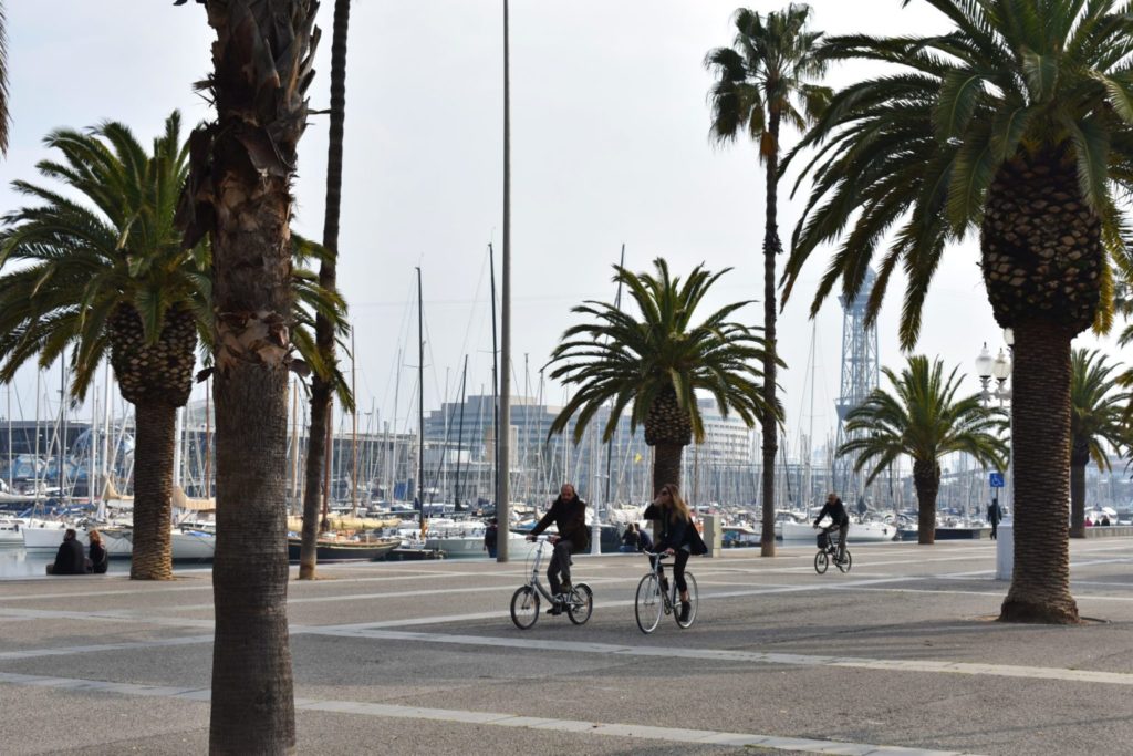 Vast acera para ciclismo a lo largo de Port Vell Barcelona en bicicleta